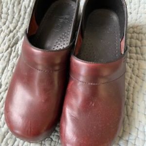 Dansko dark brown/ cordovan clogs